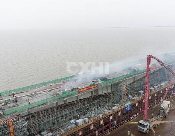 橋梁大事:常泰大橋2號墩首節鋼圍堰吊裝就位、黃湖大橋主橋合龍